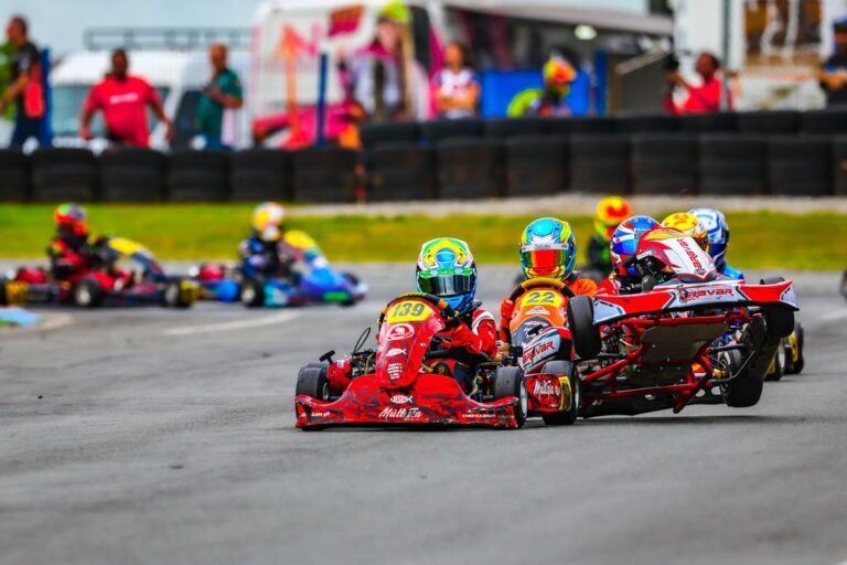 Joaquim na chegada com toque na Cadete (KMCom / DarkSide Karts)