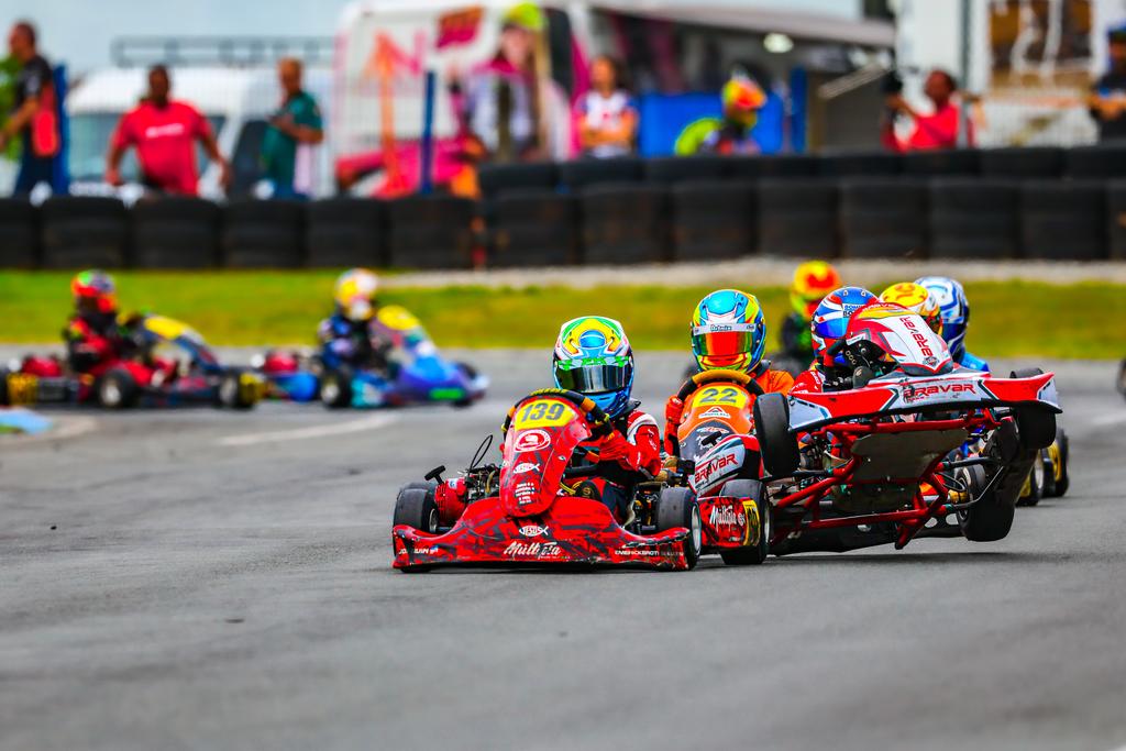 Joaquim na chegada com toque na Cadete (KMCom / DarkSide Karts)