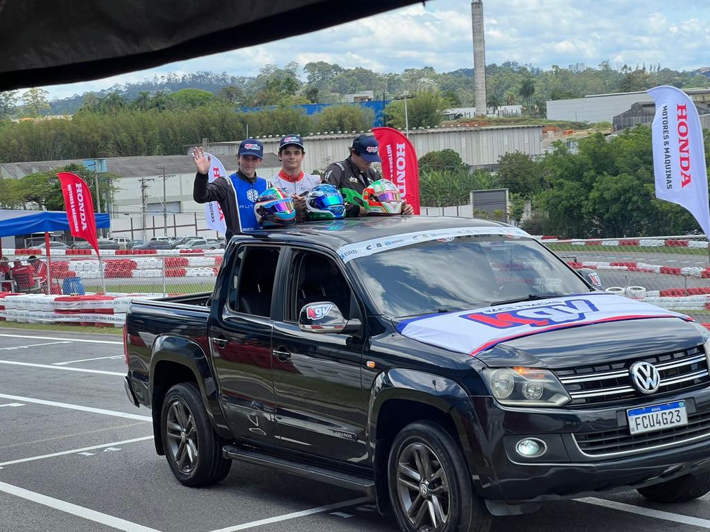 A volta dos três primeiros colocados pelo circuito do Kartódromo Granja Viana (Divulgação)