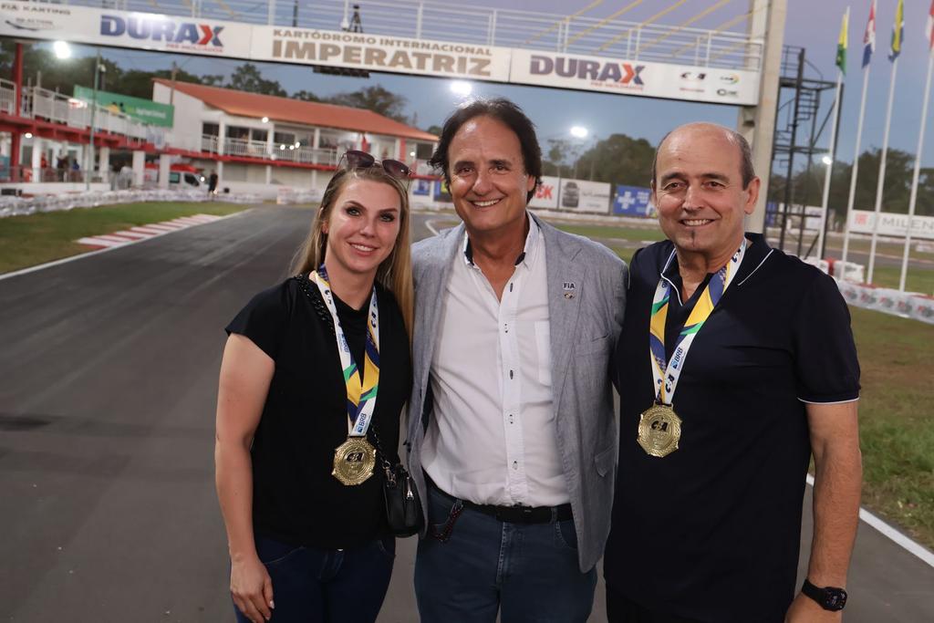 Giovanni Guerra (centro) com Lavinia Jonietz e Willibald Zöttl, da FIA (Fabio Oliveira / Radical Motors)